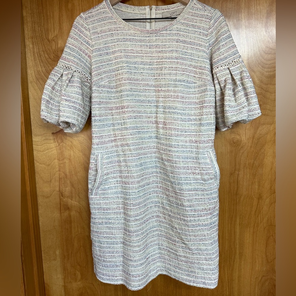 Fun LOFT dress in medium, great details 🌈